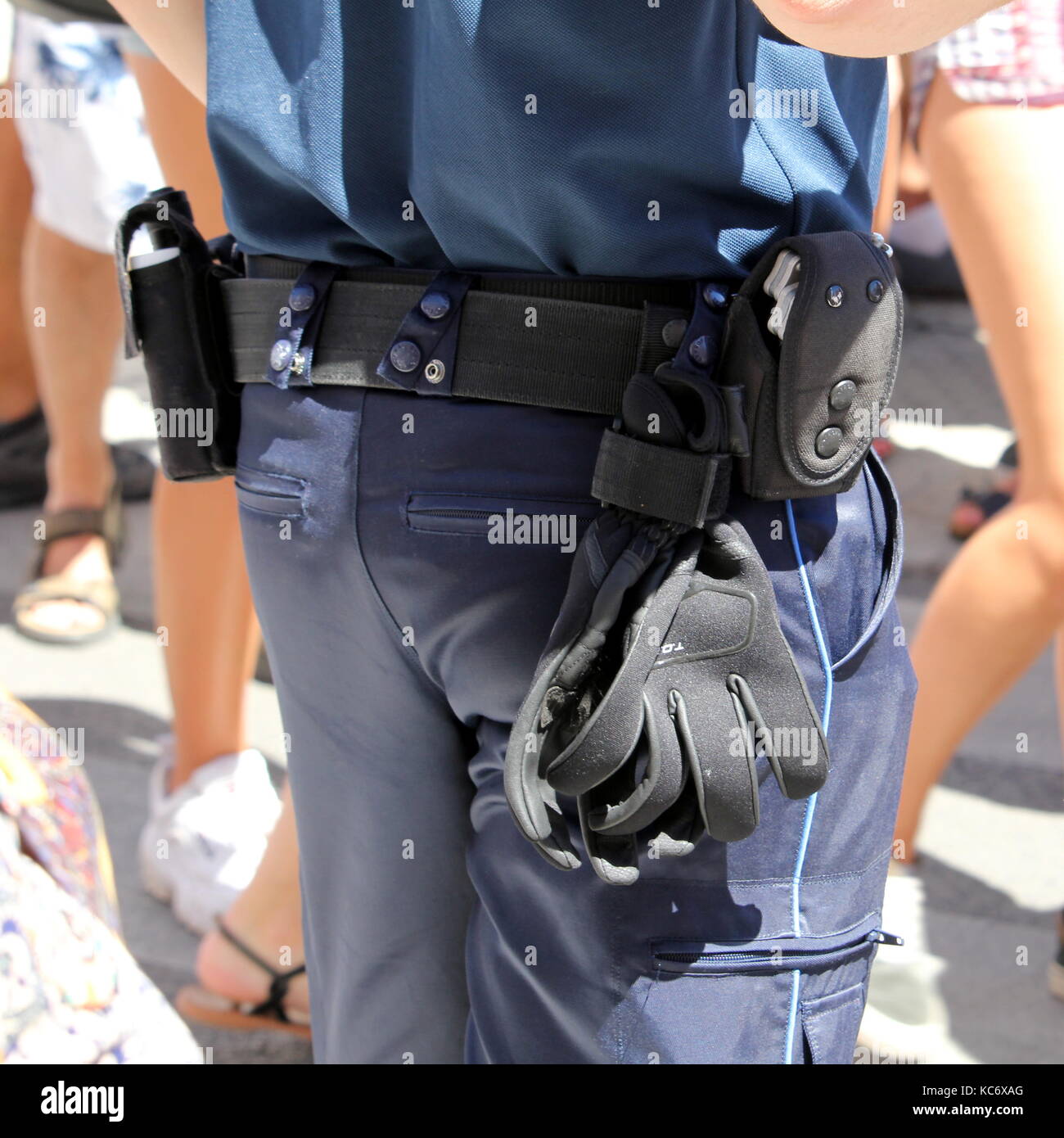 Close up des gants et d'autres équipement porté sur la courroie d'un agent  de police français Photo Stock - Alamy
