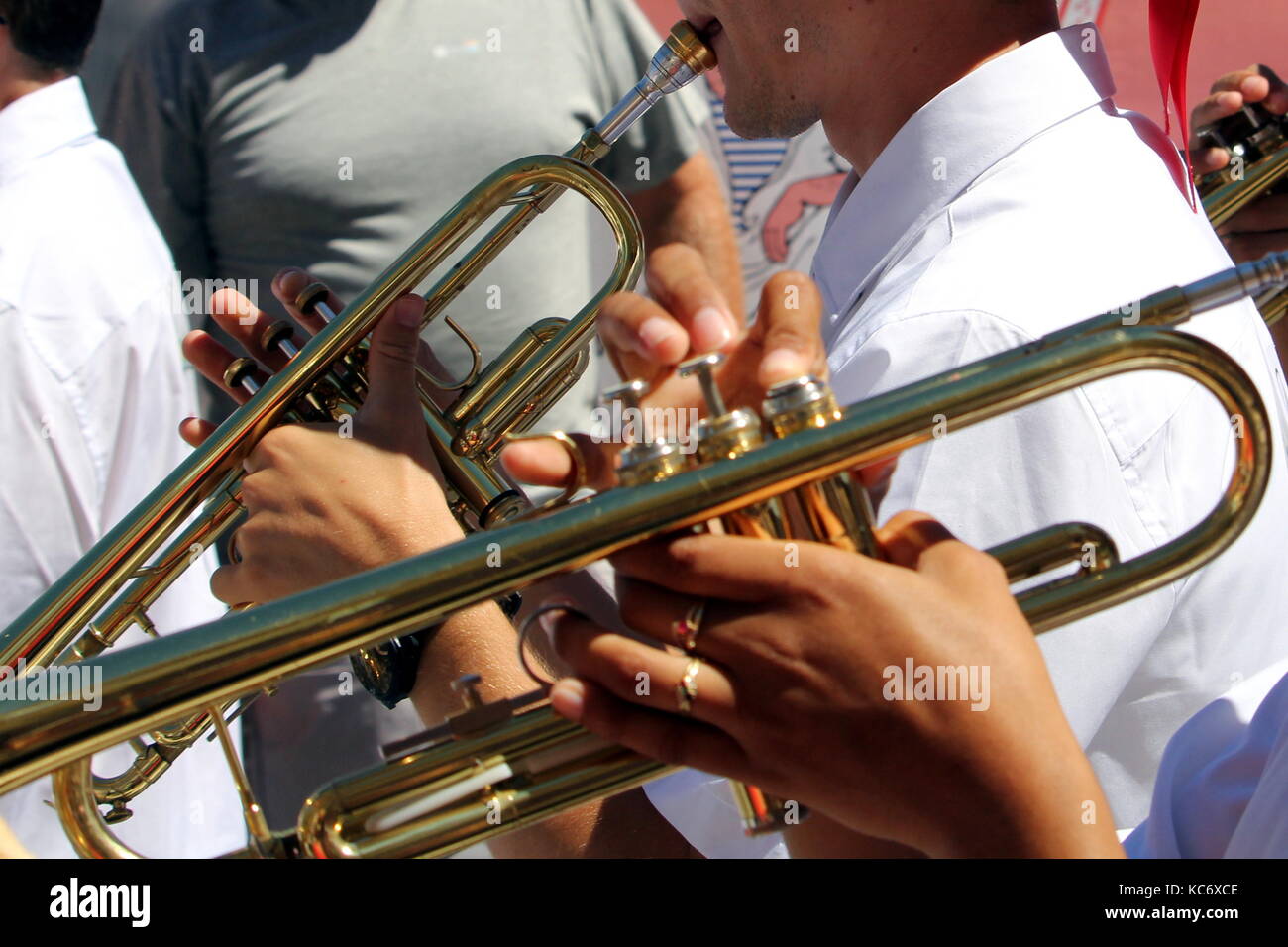 Joueurs de cuivres du groupe traditionnel français Los Marineros défilant au Festival de Saint-Louis de Sète, Herault, Languedoc, France en 2017 Banque D'Images