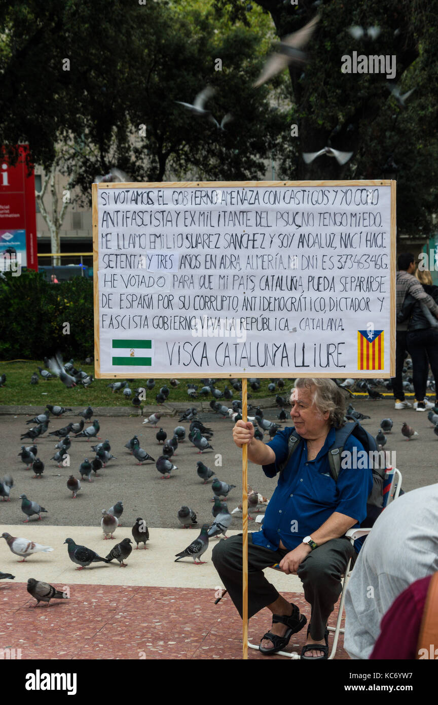 Vieil homme protester pour le référendum en Catalogne Banque D'Images