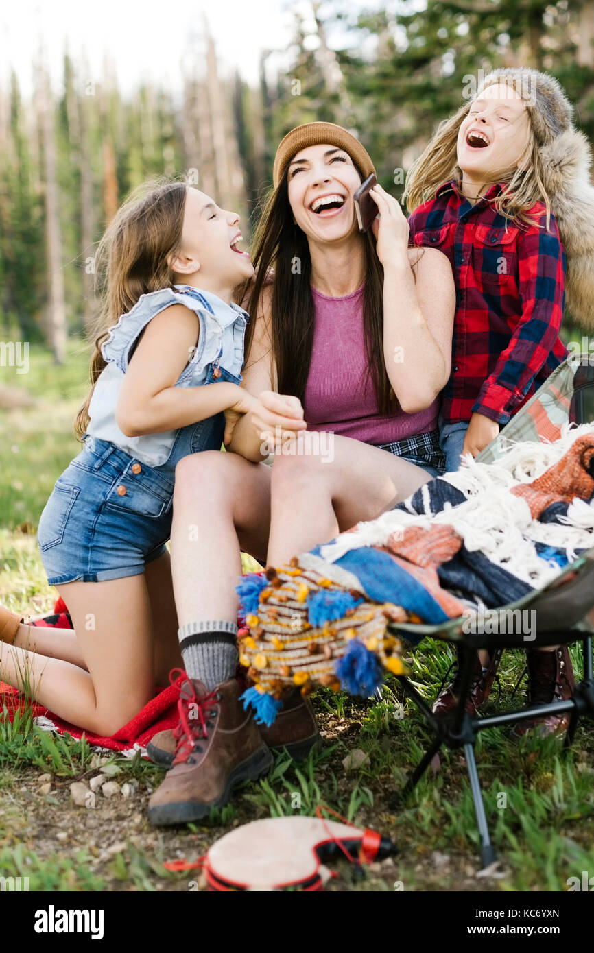 Mère avec son (6-7) et sa fille (8-9) camping en forêt Banque D'Images