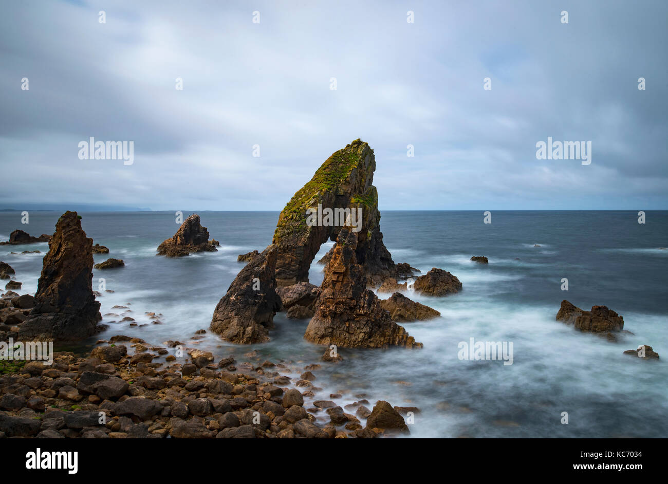 L'Irlande, comté de Donegal, chef crophy rock formations in sea Banque D'Images