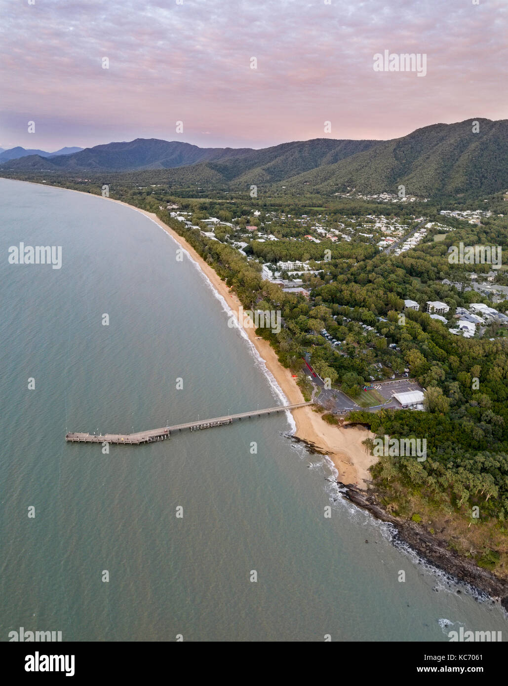 L'Australie, Queensland, moody sky over littoral Banque D'Images