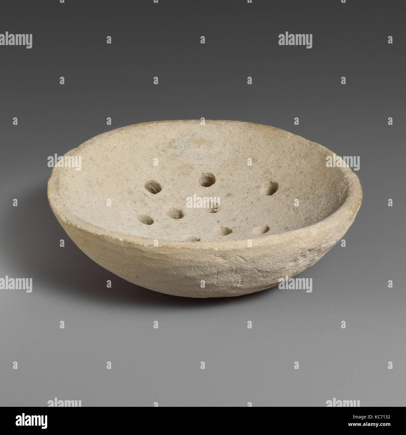 Crépine de calcaire, chypriote, calcaire, H. : 1/4 in. (3,2 cm) ; Diam. 3 1/4 in. (8,3 cm), Miscellaneous-Stone, la crépine Banque D'Images
