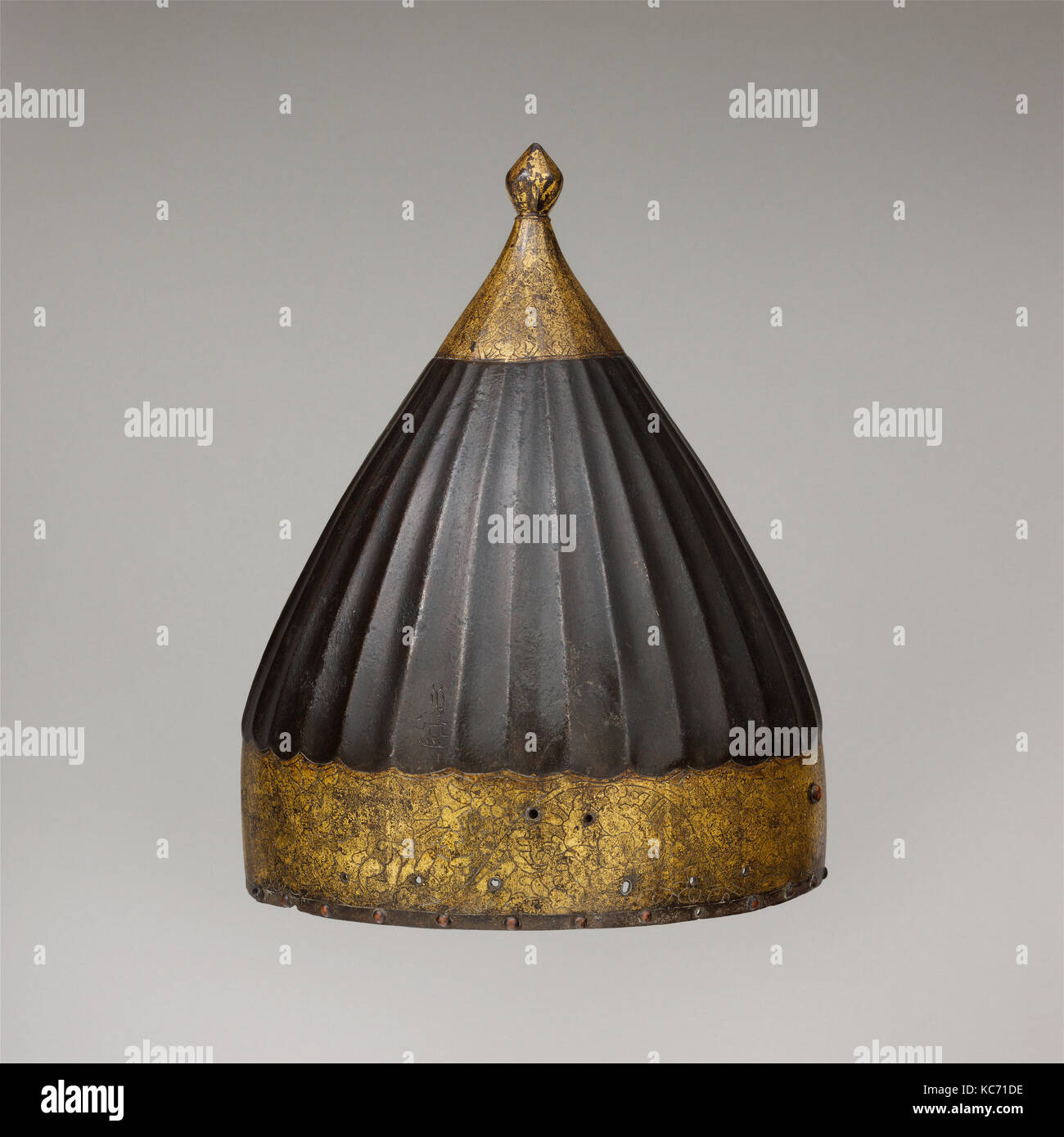 Casque, en date du 977 de l'hégire/A.D. 1588-89, le turc, l'acier, alliage de cuivre, d'or, H. 10 7/8 in. (27,6 cm) ; Diam. 8 1/2 in. (21,6 cm) ; WT Banque D'Images