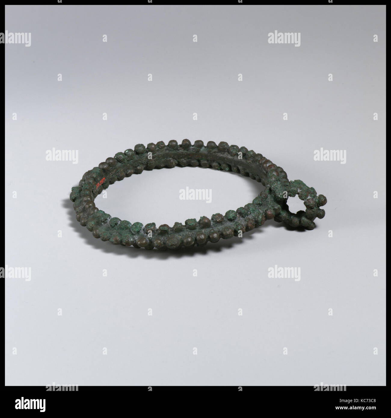 Bracelet, bronze, diamètre 10.11 cm, bronzes. Banque D'Images