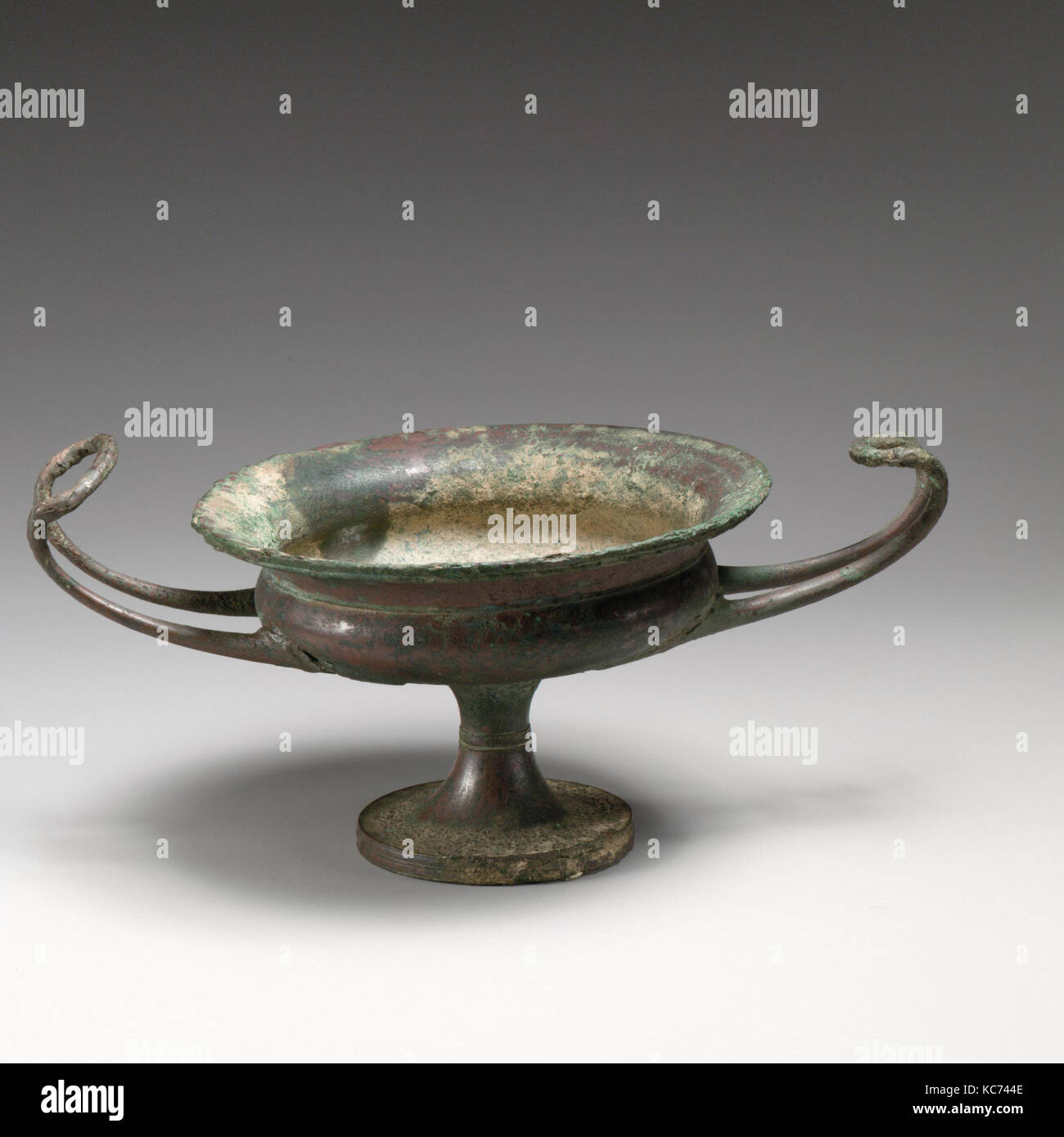 Kylix en bronze (boire tasse), hellénistique, fin 4ème siècle avant J.-C., le grec, Bronze, H. 3 1/4 in. (8,2 cm), bronzes, cette médaille de bronze Banque D'Images