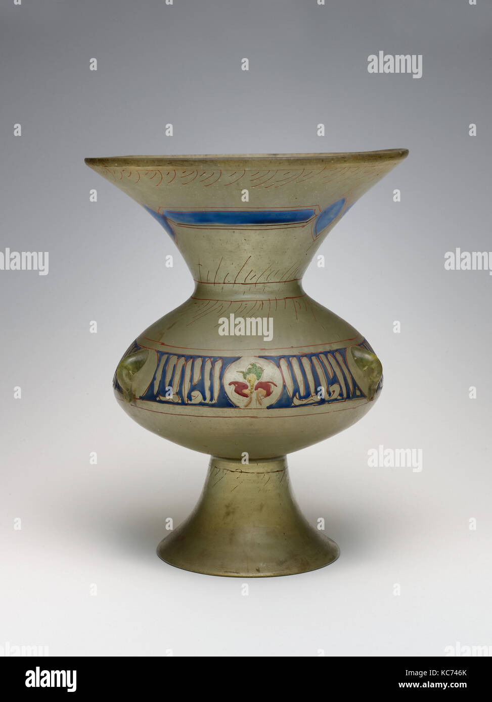 Lampe de mosquée, seconde moitié du 14e siècle, attribué à la Syrie, verre émaillé, H. ; 10 11/16 in. (27,1 cm), verre Banque D'Images