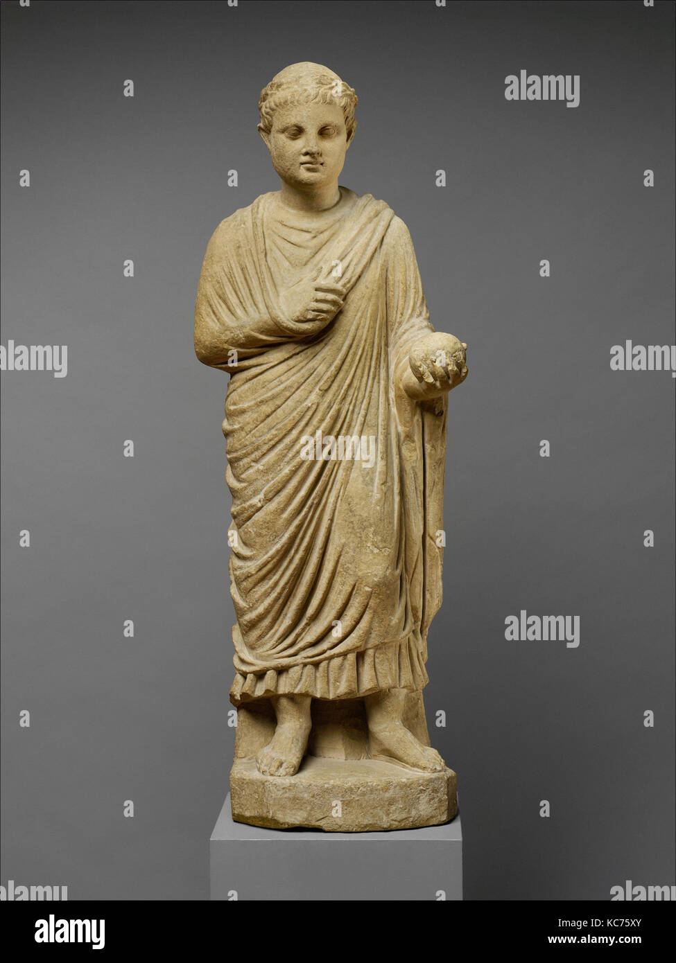 Une statue de calcaire nimbés boy holding une balle ou morceau de fruit, 3e siècle avant J.-C.-ier siècle A.D Banque D'Images