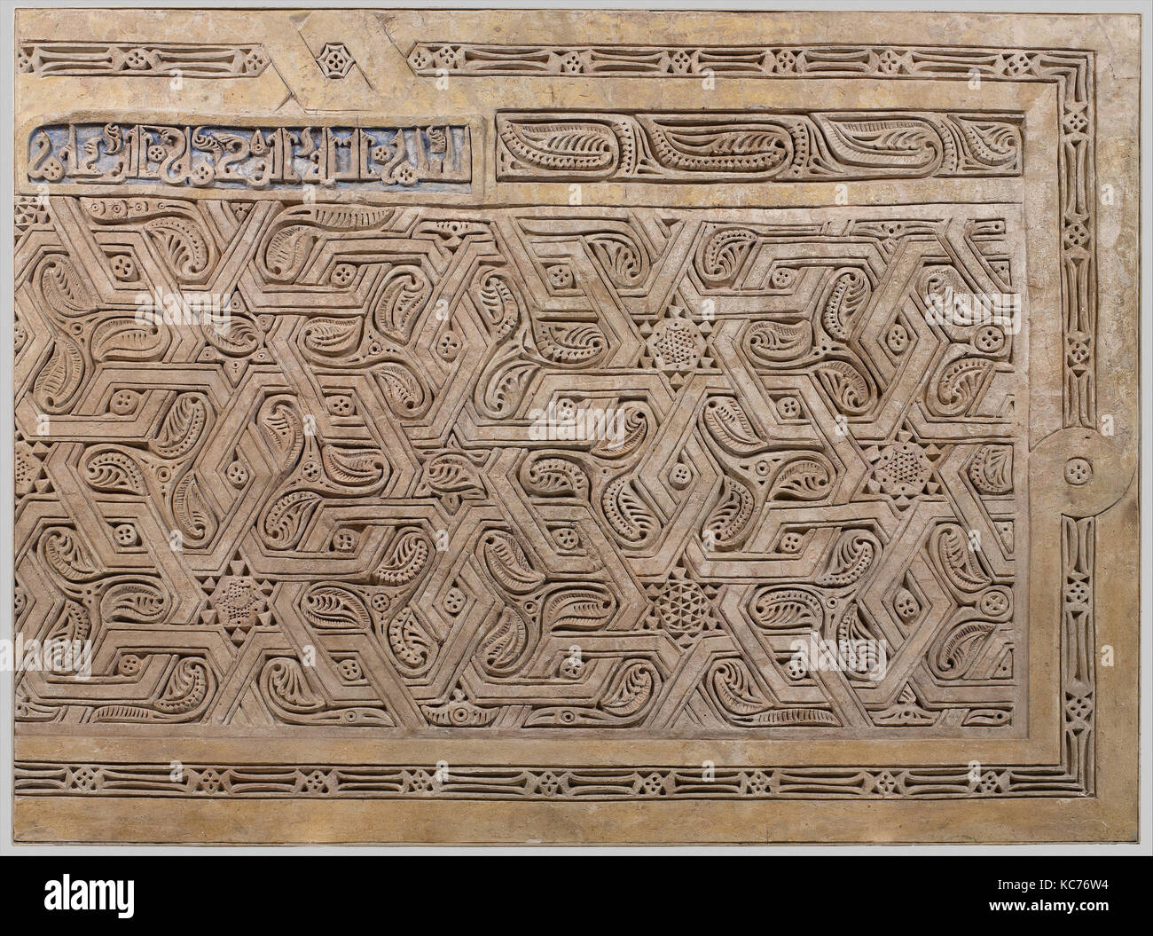 Panneau de Dado, 10e siècle, l'objet de fouilles en Iran, Nishapur, du stuc sculpté ;, avec quelques éléments en plâtre moulé, H. 68 5/8 po. (174,3 cm Banque D'Images