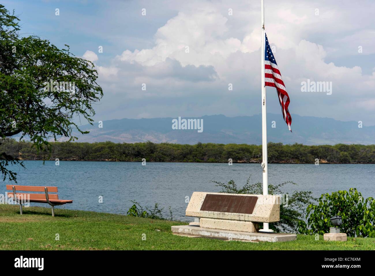 Joint Base a volé toutes ses enseignes d'installation en berne en l'honneur de la récente prise de Las Vegas les victimes. Banque D'Images