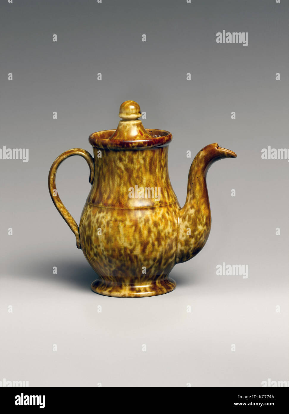 Théière, 1830-70, probablement fabriquée à Bennington, Vermont, United States, américain, probablement tacheté de brun argile, H. 6 dans Banque D'Images