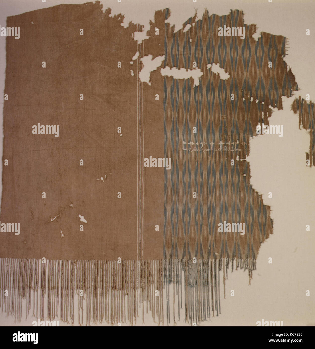 Fragment d'un textile brodé, 10e siècle, attribué au Yémen, du coton, à armure toile, résister à l'ikat (teints), brodés, Tex Banque D'Images