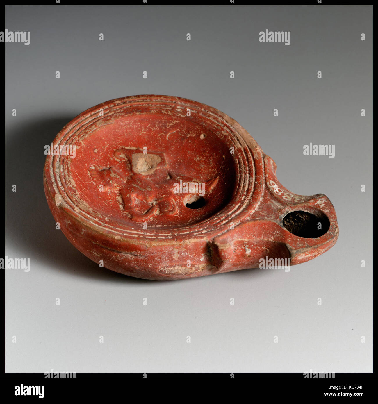 Lampe, Roman, chypriote, Terracotta, Total : 1 x 3 3/8 in. (2,5 x 8,6 cm), terres cuites Banque D'Images