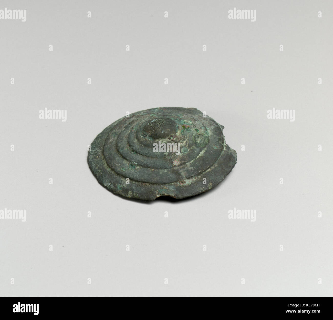 Bouton avec des bandes concentriques, Bronze, Diam. : 1 15/16 in. (4,9 cm), bronzes Banque D'Images