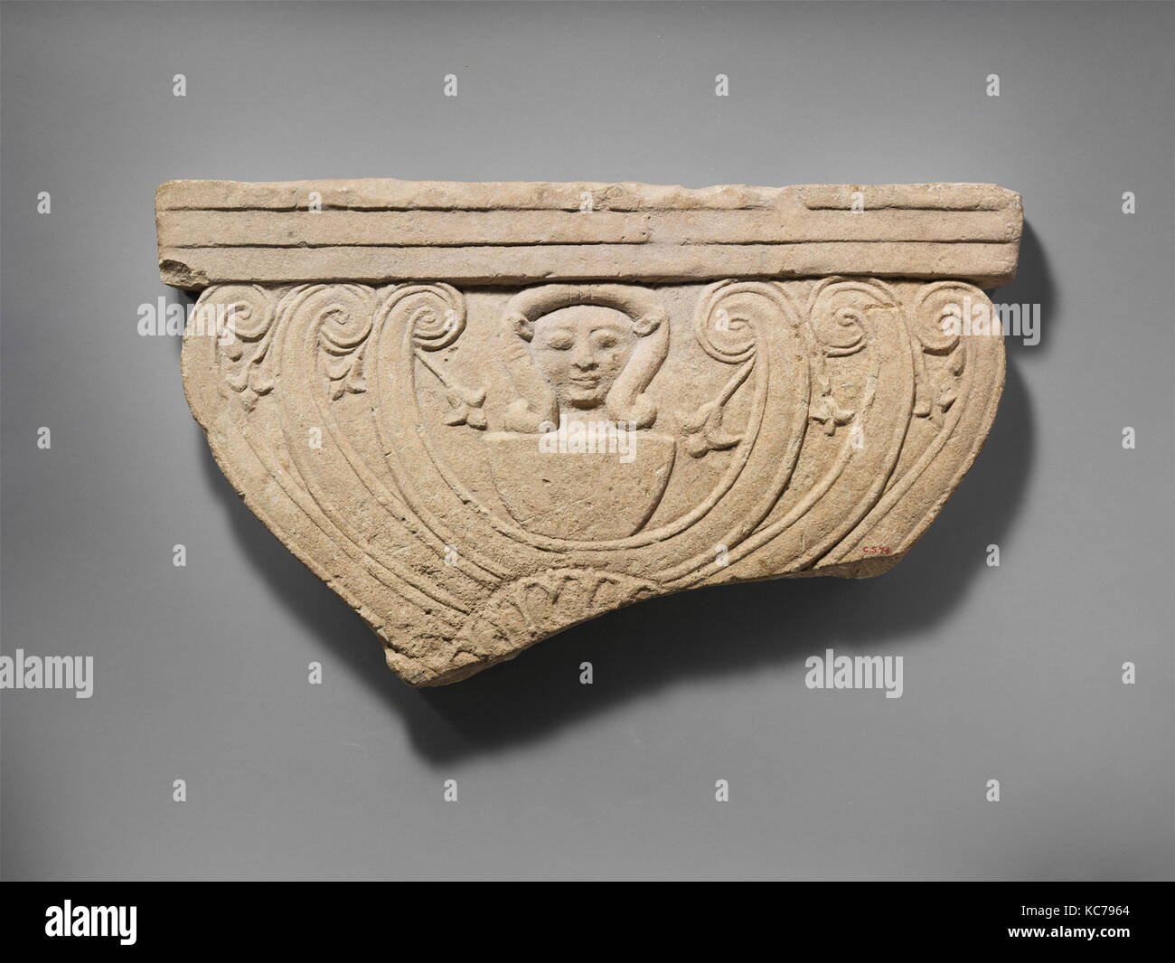 Fleuron en pierre calcaire d'une stèle funéraire à volutes et la tête d'Hathor, deuxième ou troisième trimestre de la 6ème siècle avant J.C. Banque D'Images