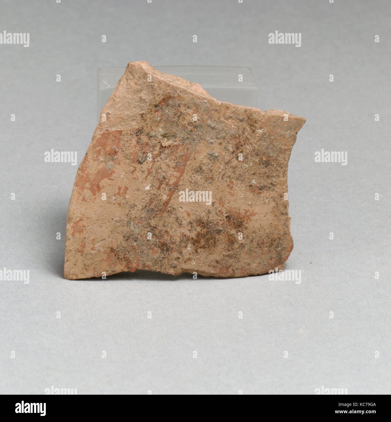 Fragment de vase, néolithique, terre cuite, 1 × 1 × 15/16 15/16 5/16 in. (4,9 × 4,9 × 0,8 cm), des vases Banque D'Images
