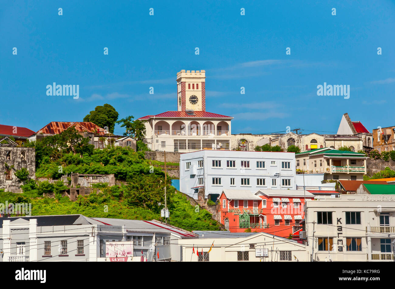 Les bâtiments de la rue George Grenade construit sur le côté d'un vieux vocano, Grenade et Grenadines Banque D'Images