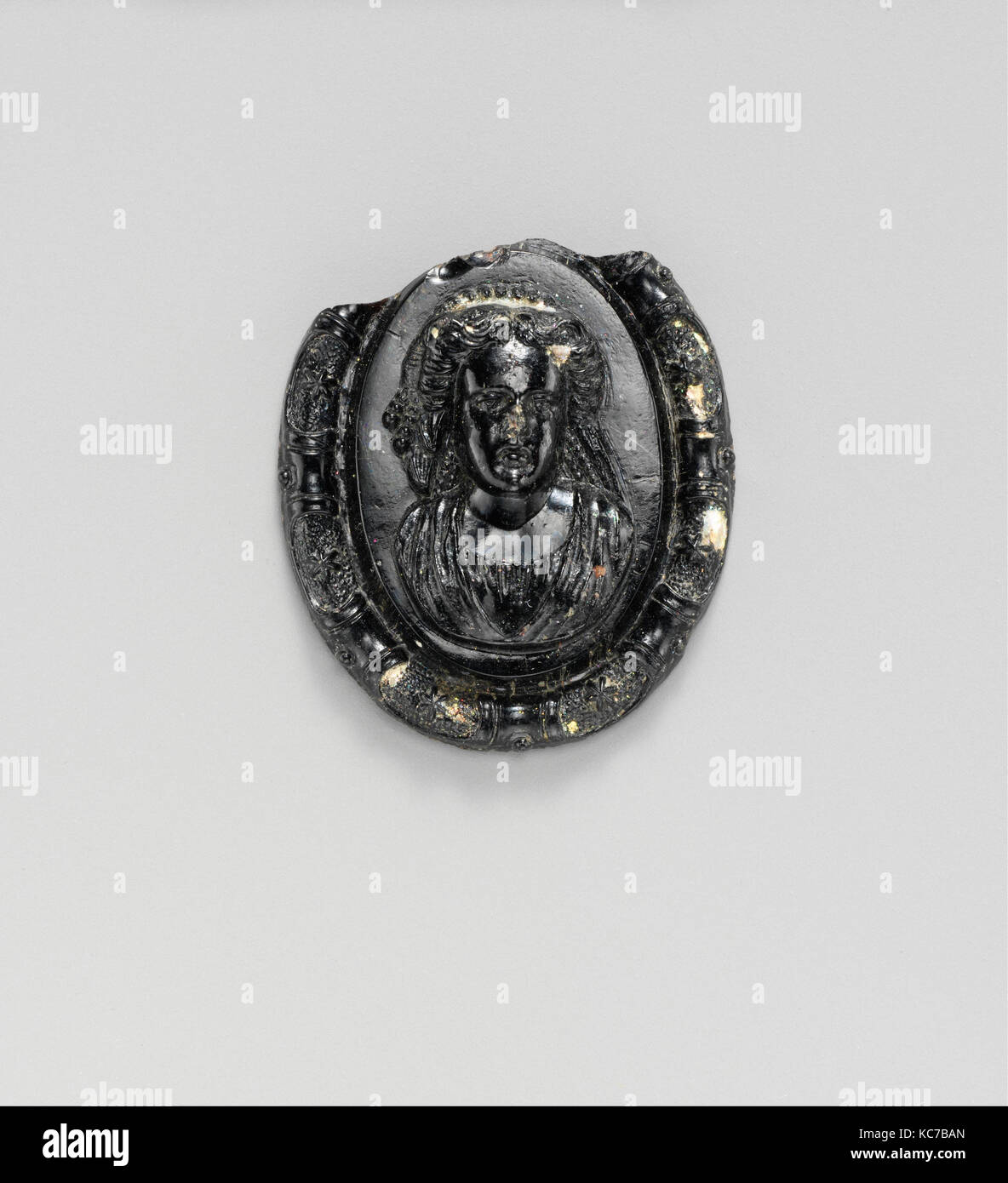 Médaillon de verre avec le buste d'une femme ou d'une déesse, 1er siècle A.D Banque D'Images