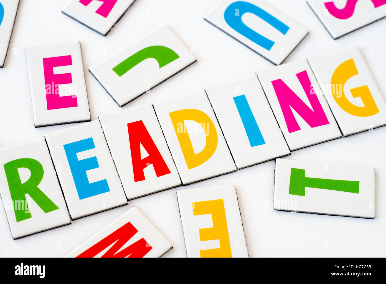 La lecture de mots en lettres colorées sur fond blanc Banque D'Images