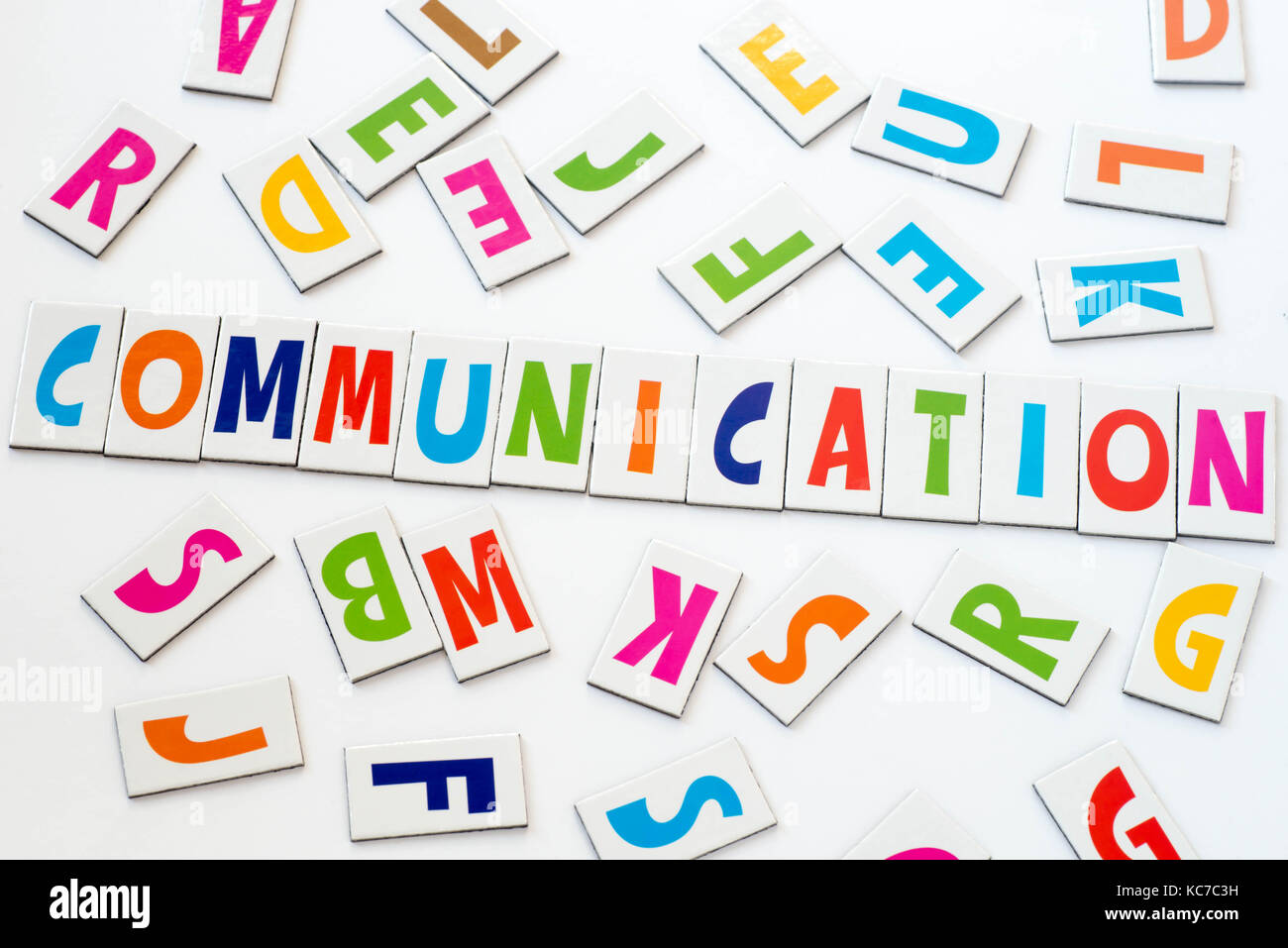 Mot communication faite de lettres colorées sur fond blanc Banque D'Images