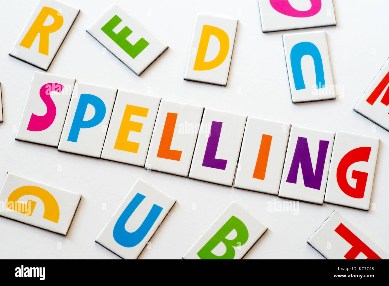 Orthographe faite de lettres colorées sur fond blanc Banque D'Images