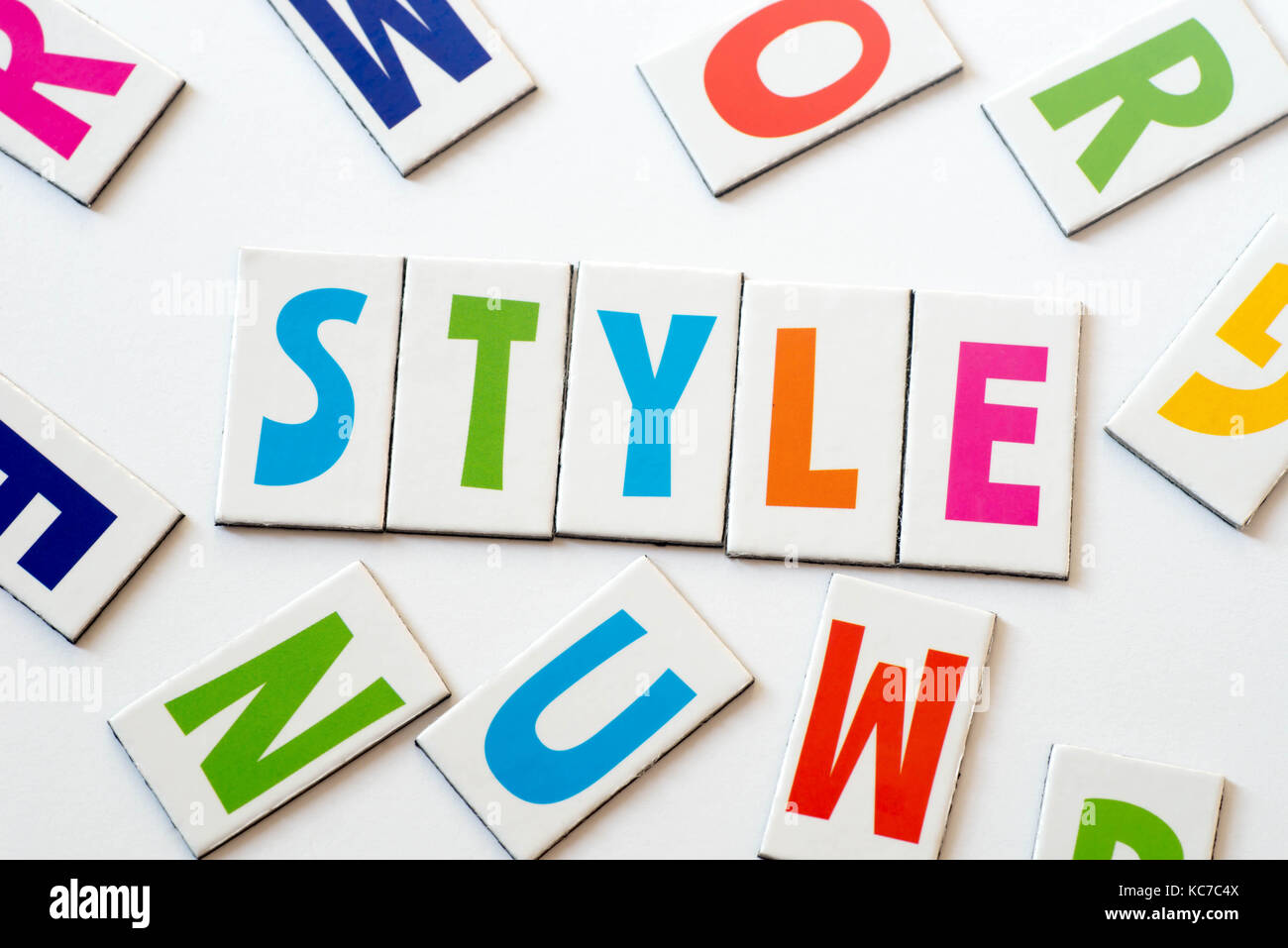 Mot de style lettres colorées sur fond blanc Banque D'Images