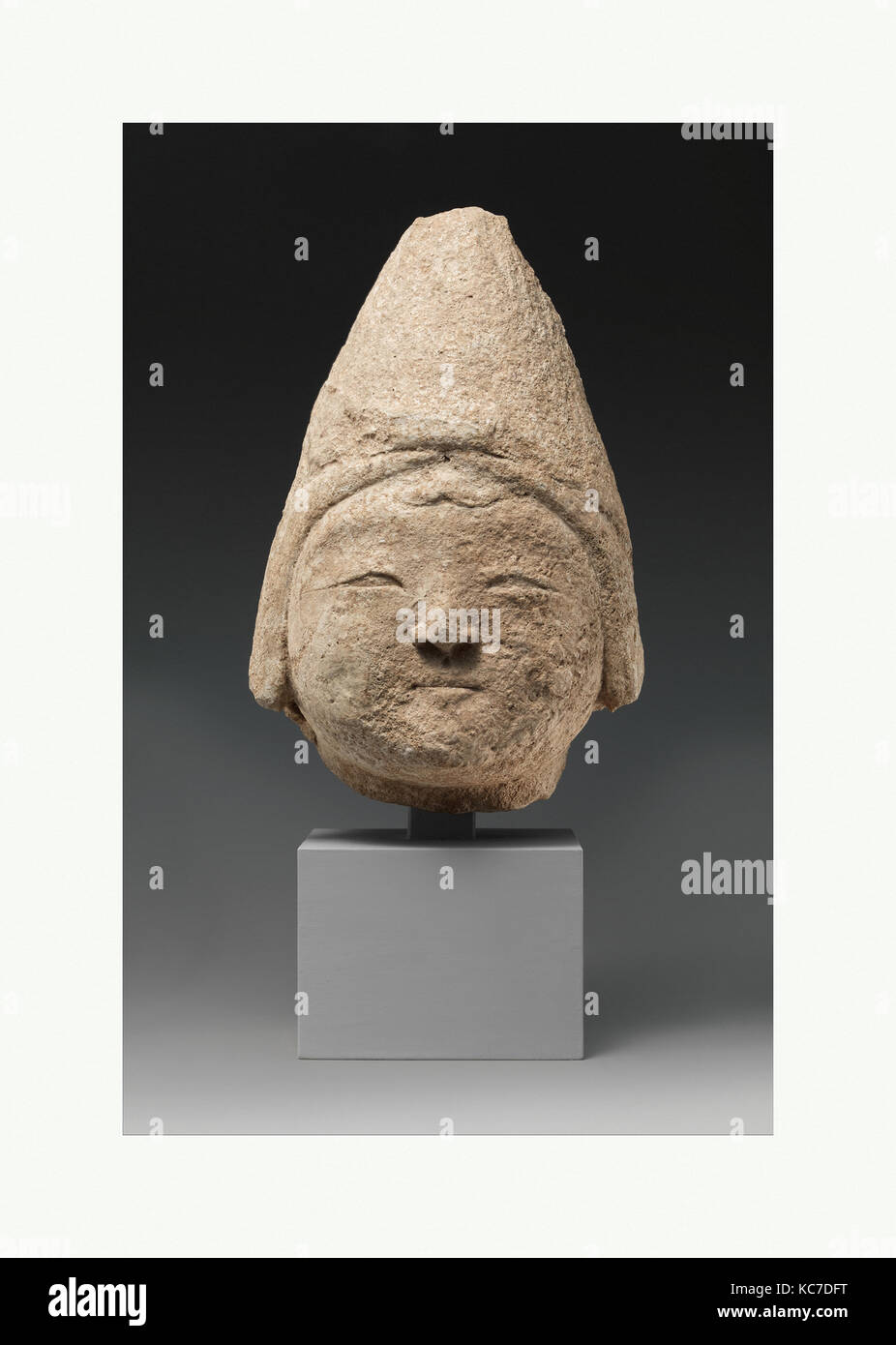 Tête d'une figure de l'Asie centrale dans un chapeau pointu, 12e-début 13e siècle Banque D'Images