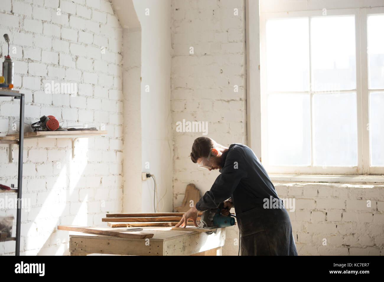 Menuisier professionnel à l'aide de scie à main à côté, l'atelier vi Banque D'Images