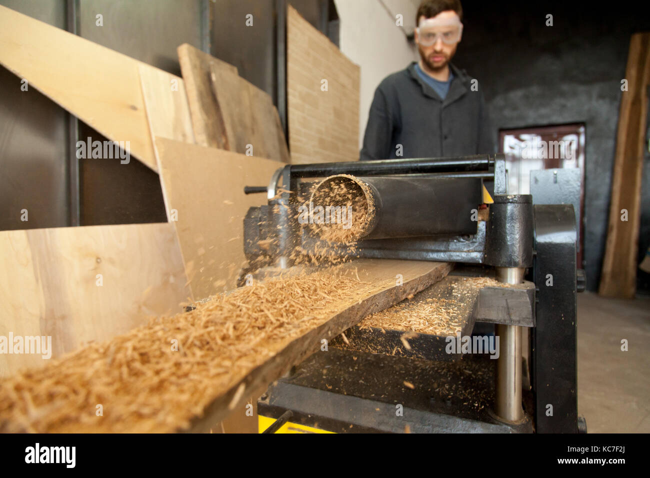 Carpenter à l'arrêt d'exploitation, de la transformation de raboteuse p en bois Banque D'Images