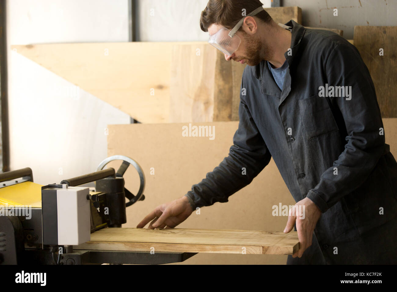 La production de bois sur les travailleurs des scieries locales Banque D'Images