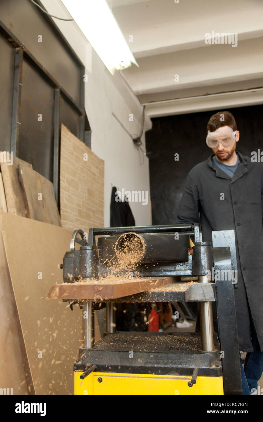 Carpenter réduire l'épaisseur du bois à Banque D'Images