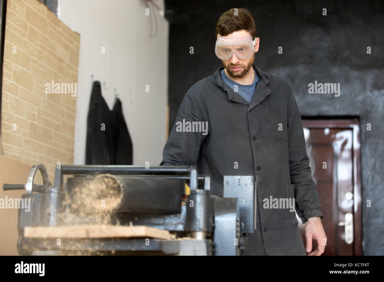 Carpenter en verres de sécurité fonctionne sur machine-outil Banque D'Images