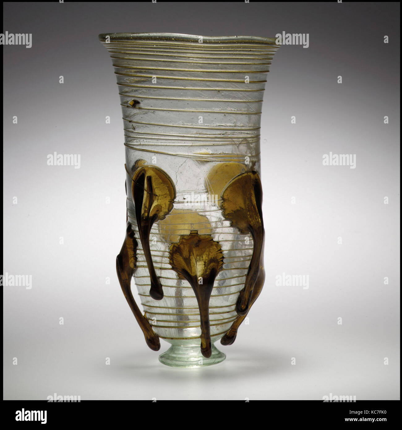 Bécher en verre 'Claw', 5ème 6ème siècle, Frankish, verre, Total : 7 3/8 x 4 1/4 in. (18,7 x 10,8 cm), plus Glass-Vessels, Frankish Banque D'Images