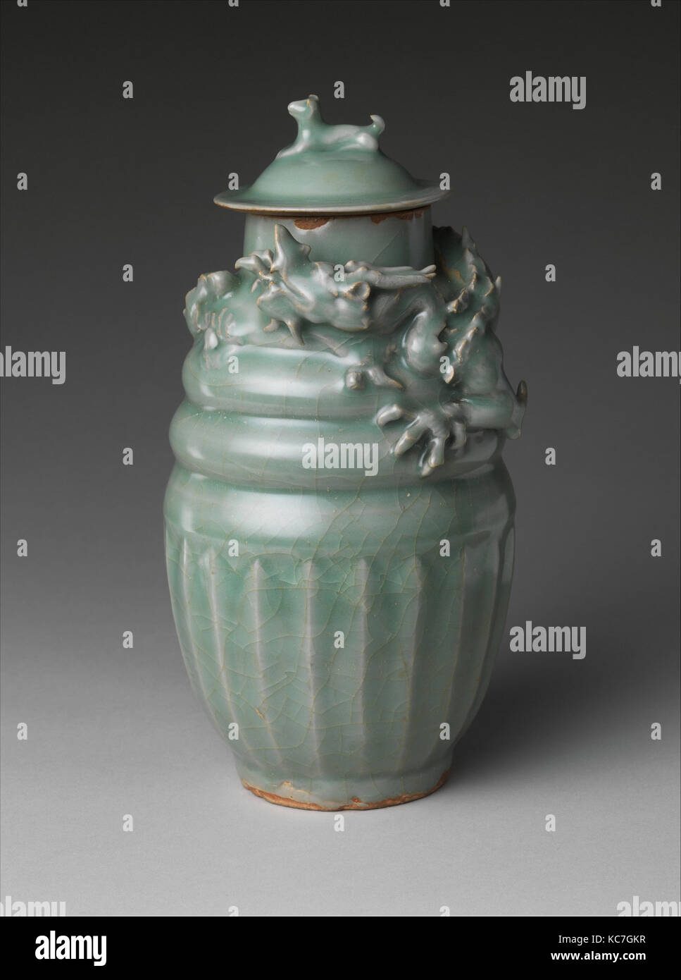 Pot funéraire avec dragon, dynastie des Song du Sud (1127-1279), 12ème 13ème siècle, la Chine, Porcelaine avec appliques et sculpté Banque D'Images