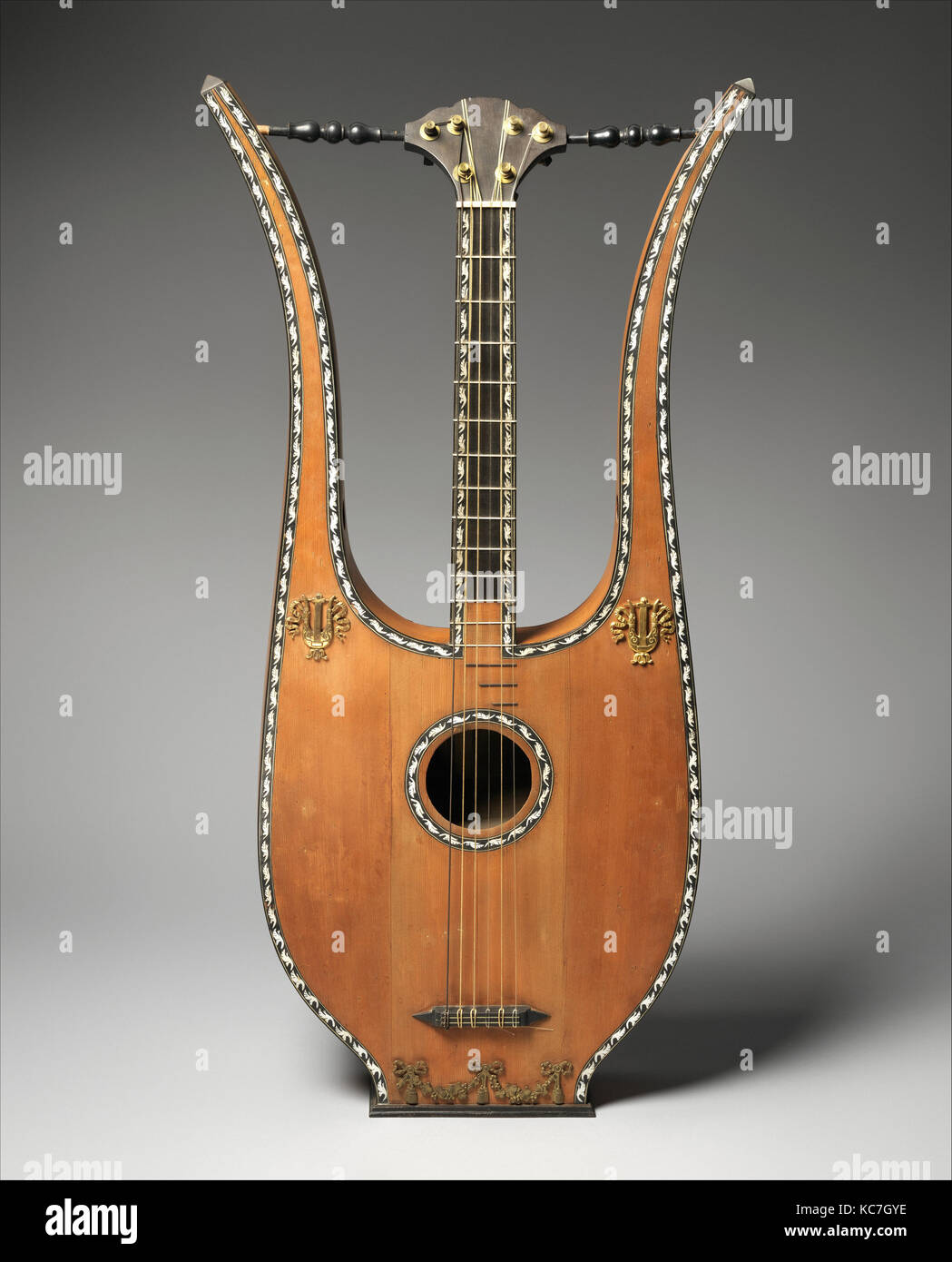 Guitare Lyre, début du xixe siècle, la France, le français, l'épinette, le cèdre, l'ébène, laiton, ivoire, Total 85,1 cm L.. ; String L. 64,7 cm., Chor Banque D'Images