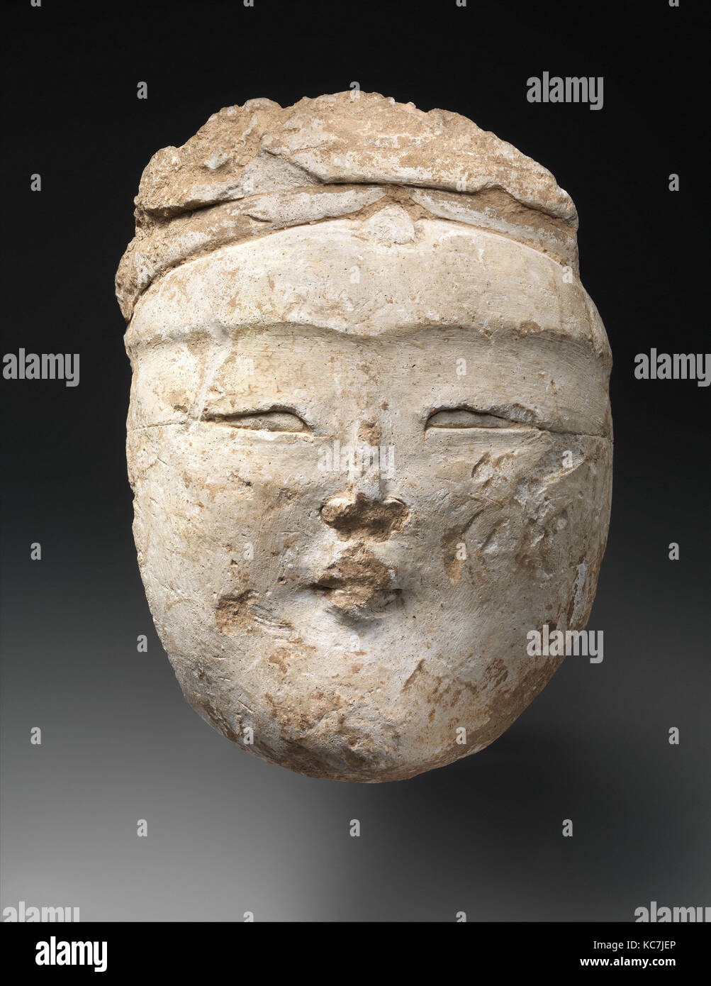 Tête d'une figure de l'Asie centrale, 12ème 13ème siècle, le pays d'origine Iran, le plâtre sculpté, modélisées ;, H. 6 7/8 in. (17.5 Banque D'Images