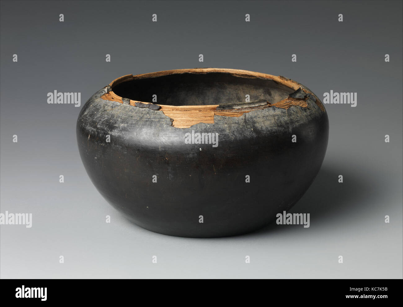 Bol, fin des Tang (618-907) et au début de la chanson (960-1279) dynastie, 9ème 10ème siècle, la Chine, laque noire avec câble spiralé substrat de bois, H. 4 Banque D'Images