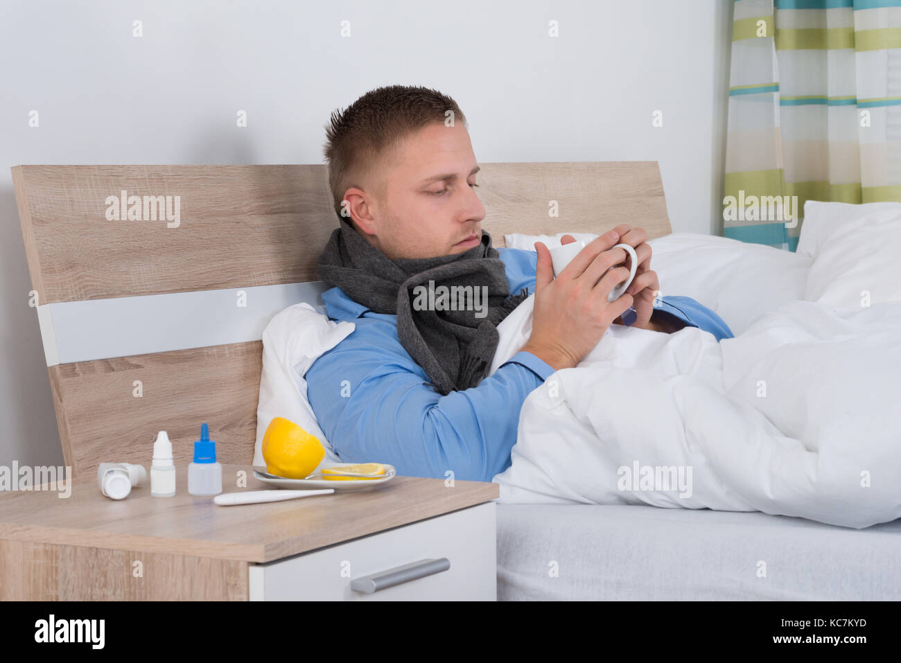 Jeune homme souffrant d'exploitation tasse de café froid Banque D'Images