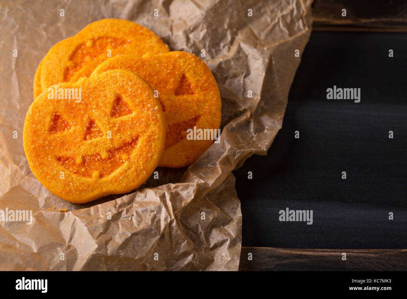 Halloween Pumpkin cookies sur une plaque Banque D'Images