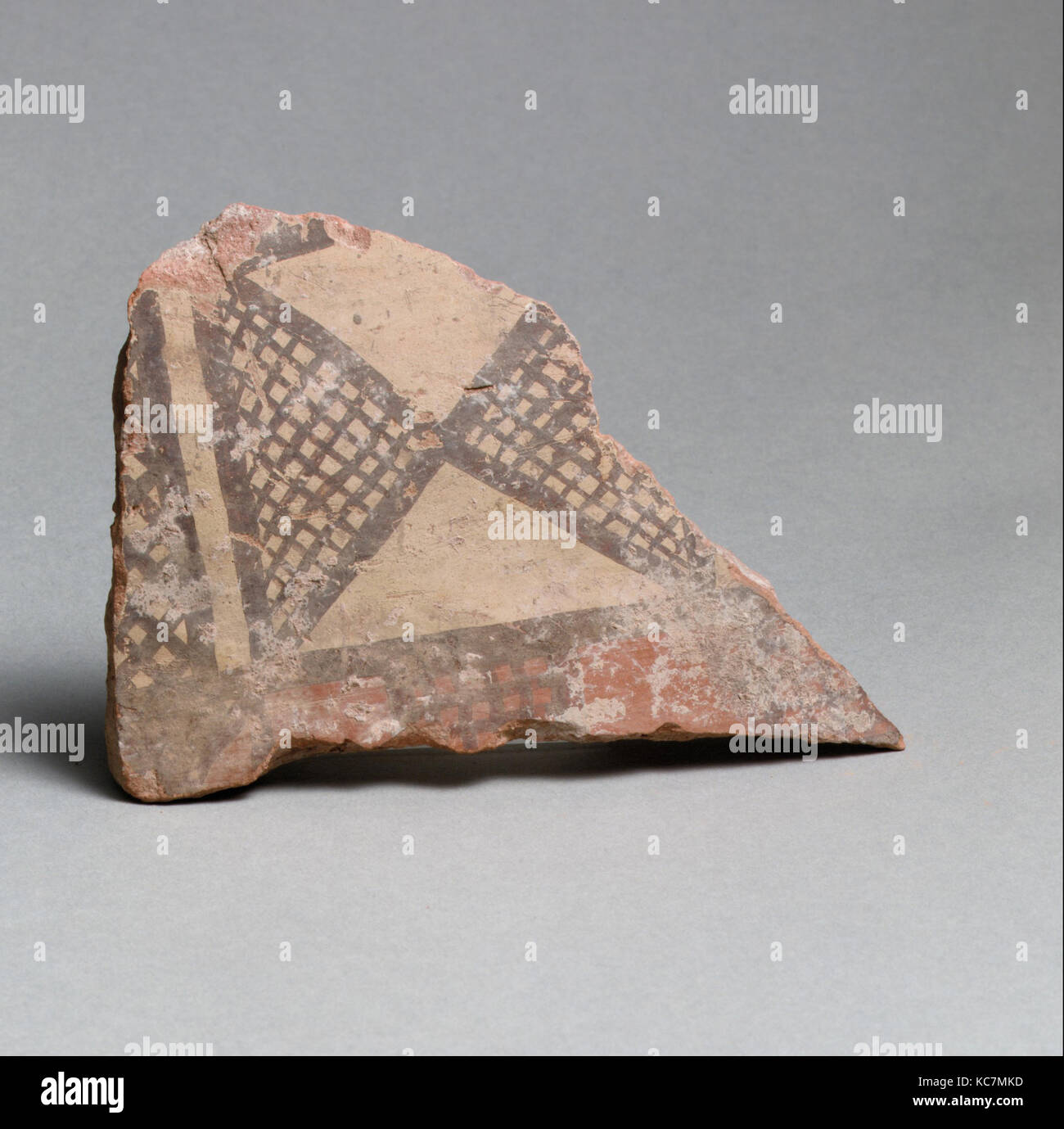 Fragment de vase, géométrique, de la Grèce de l'/sardes, en terre cuite, de la Lydie, Total : 4 3/4 x 3 1/8 in. (12 x 7.9cm), des vases Banque D'Images