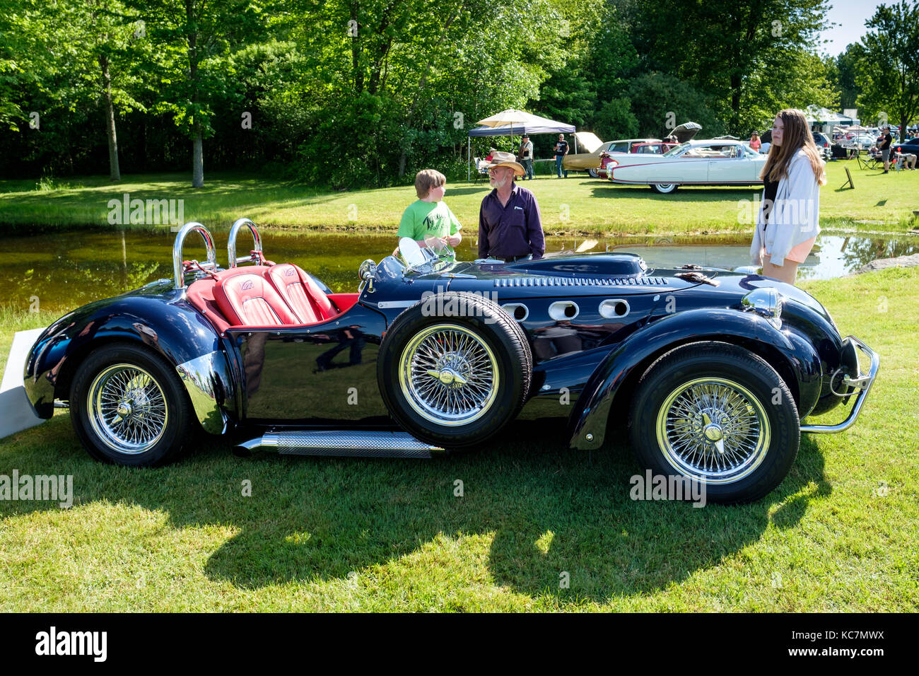 Vue de côté de l'Allard j2x Mk II, version moderne des années 50, la concurrence britannique roadster, 308 pays cruize-in, London, Ontario, Canada. Banque D'Images