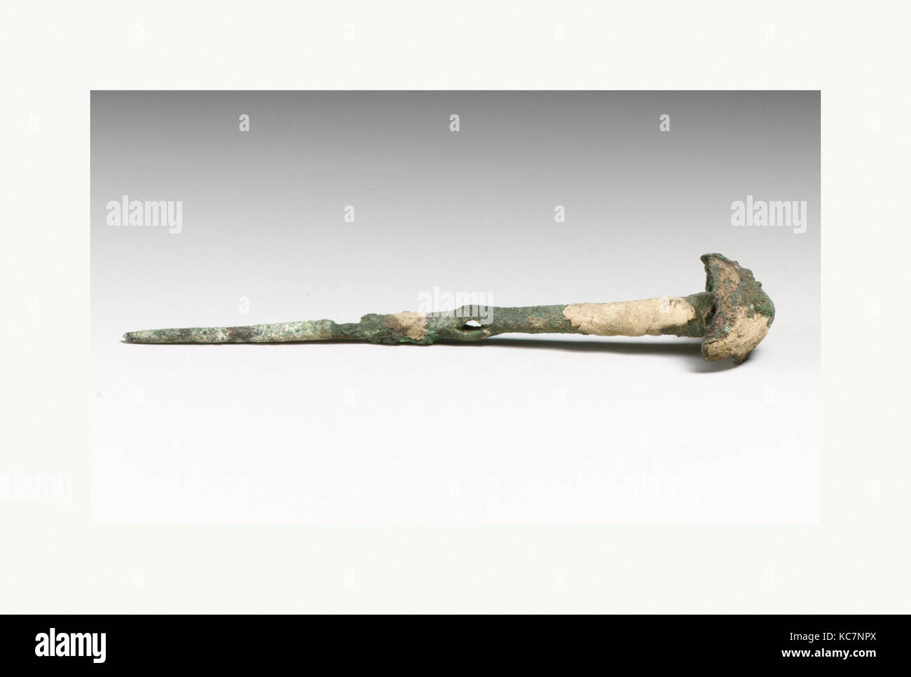 Broche, type oeillet, Bronze, Autres : 5 5/8in. (14.3cm), bronzes Banque D'Images