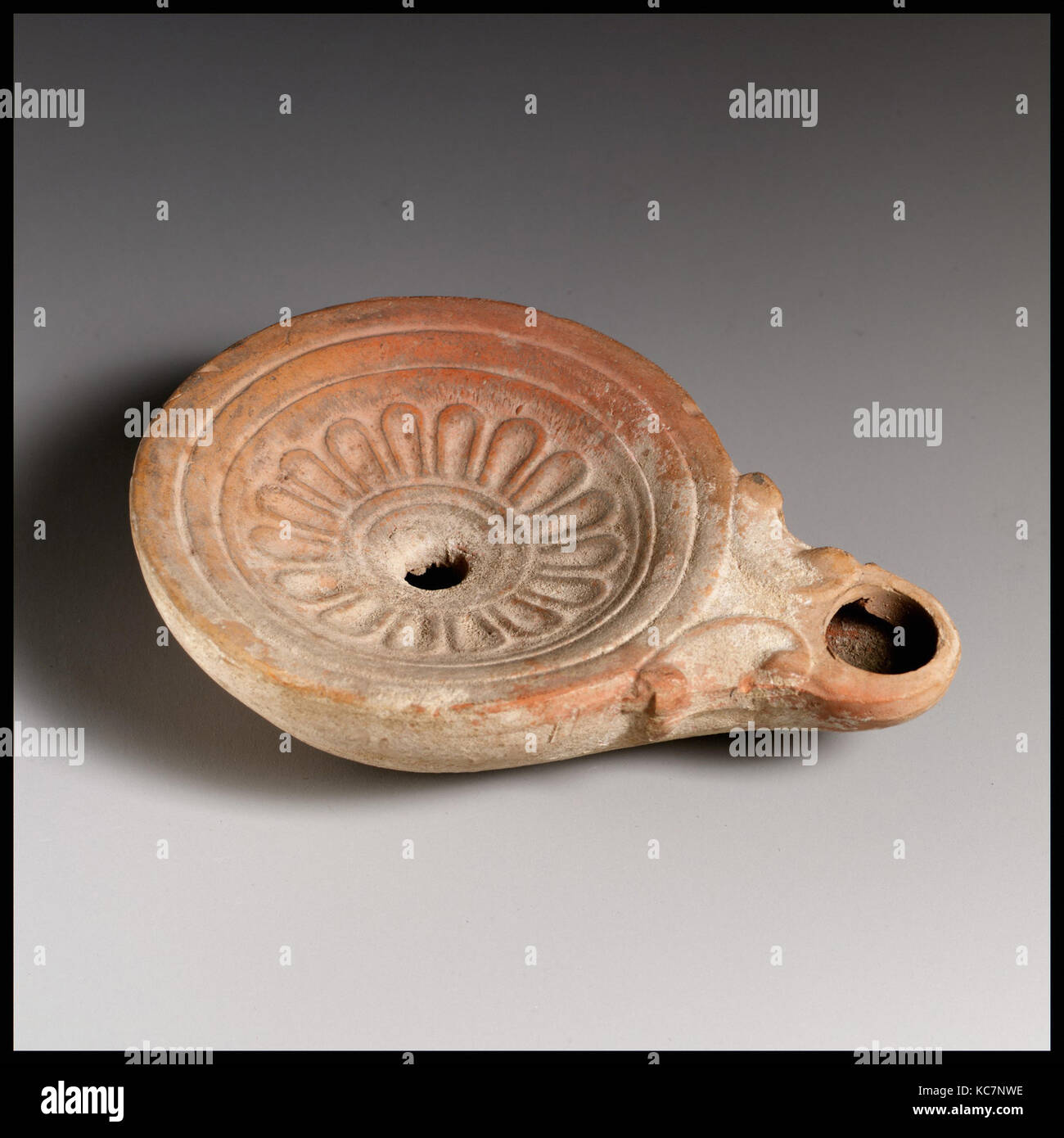 Lampe, Roman, chypriote, Terracotta, Total : 7/8 x 3 1/2 in. (2,2 x 8,9 cm), terres cuites Banque D'Images