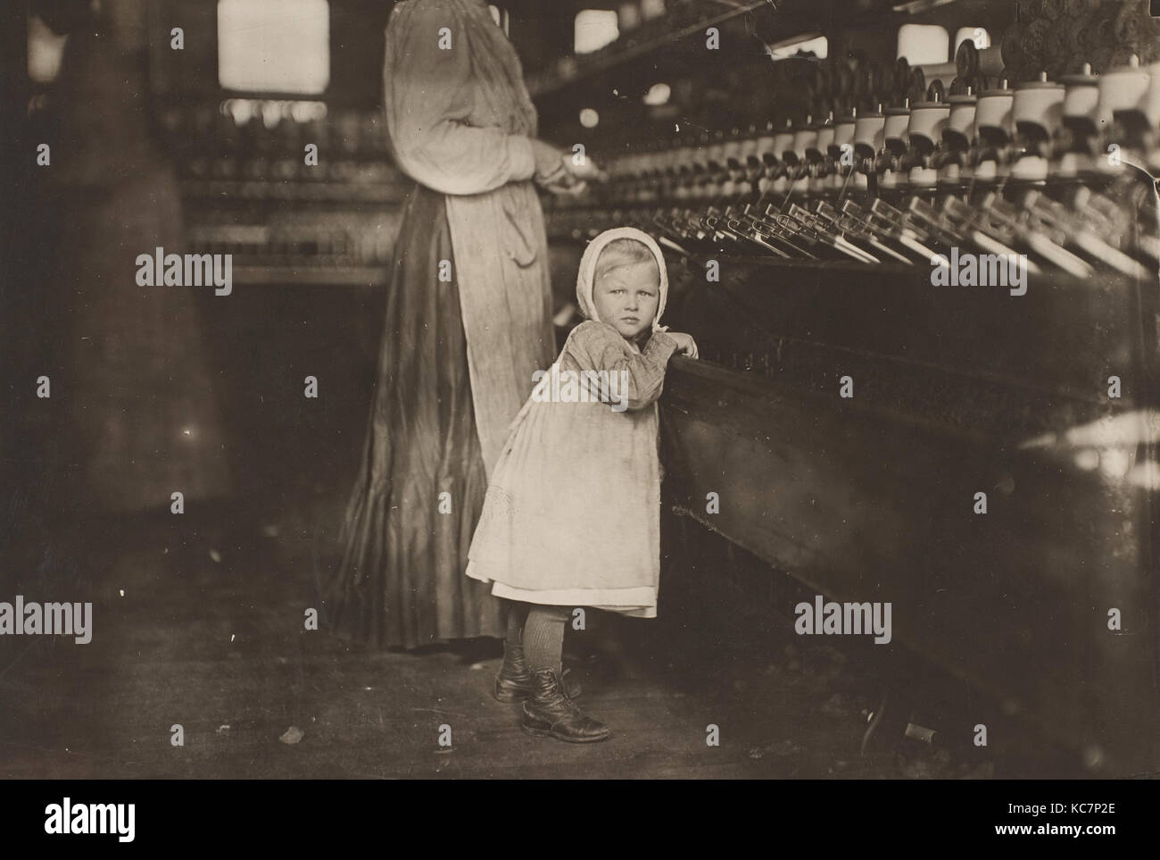 Ivey Mill, caryer, N.C. Petit, 3 ans, qui visite et joue dans l'usine. Fille de l'intendant, Lewis Hine. Banque D'Images