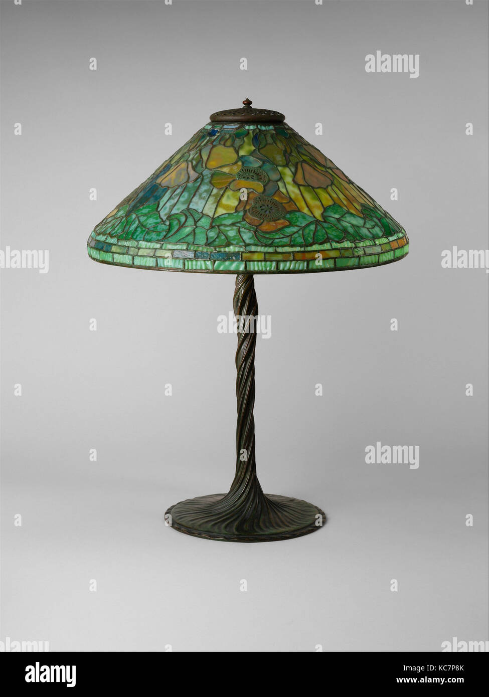 Lampe, ca. 1902-18, American, de plomb et de verre, 26 3/4 x 20 1/2 in. (67,9 x 52,1 cm), verre, Tiffany Studios (1902-32 Banque D'Images
