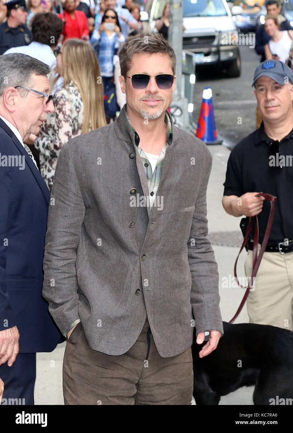 New YORK, NY - 17 MAI: Brad Pitt arrive au "The Late Show With Stephen Colbert" au théâtre Ed Sullivan le 16 mai 2017 à New York Personnes: Brad Pitt transmission Ref: Hoo-Me.com / MediaPunch Banque D'Images