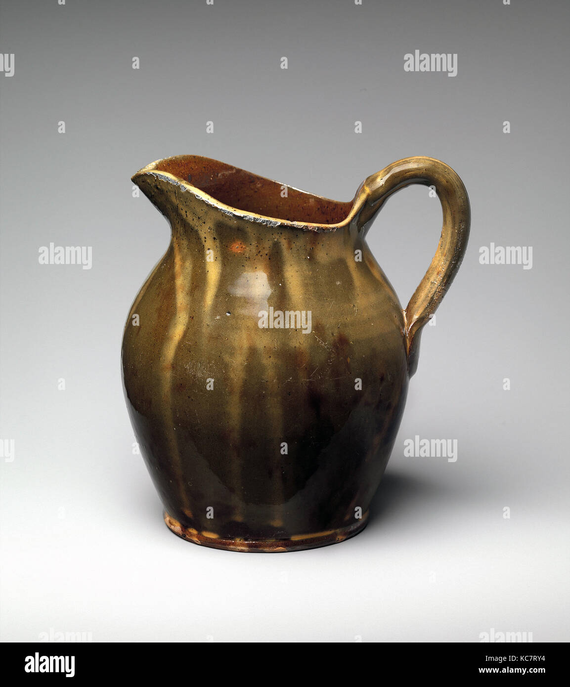 Pitcher, ca. 1850-75, en Pennsylvanie, Etats-Unis, American, argile, Redware, 7 9/16 x 7 1/4 x 6 1/4 in. (19,2 x 18 Banque D'Images