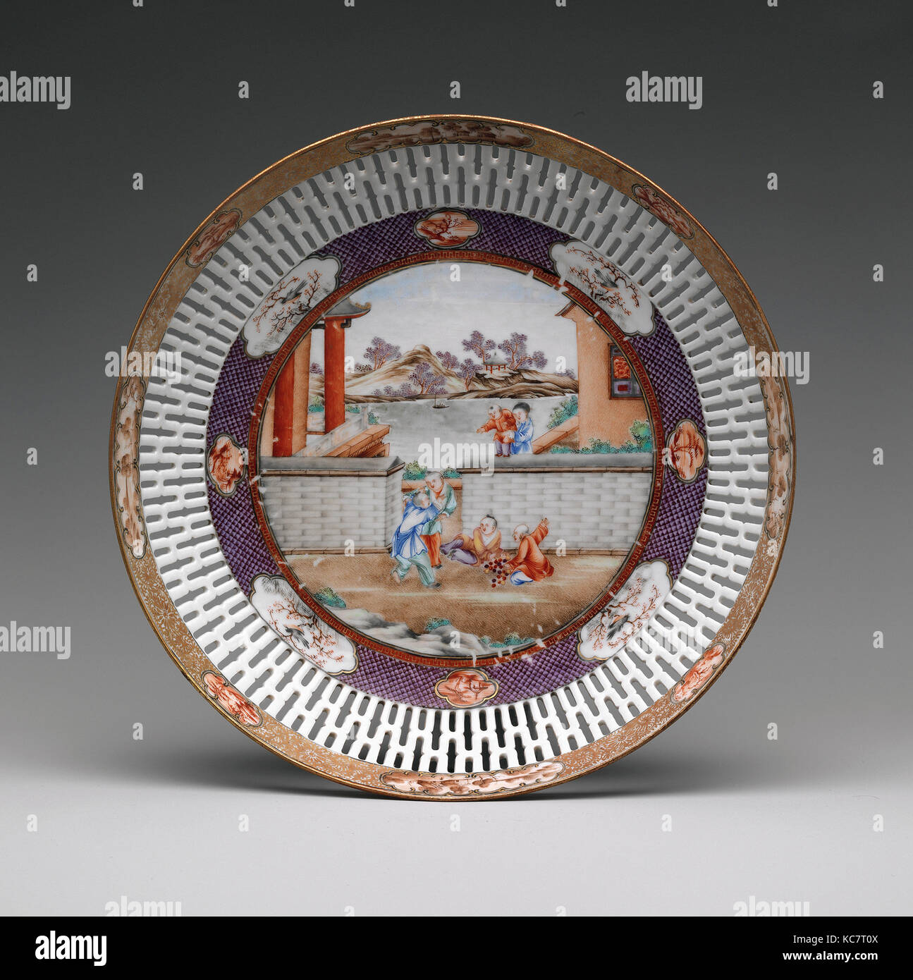 Lave, 1736-95, fabriqué en Chine, Chinois, Porcelaine, diam. 9 1/2 in. (24,1 cm), Céramique Banque D'Images
