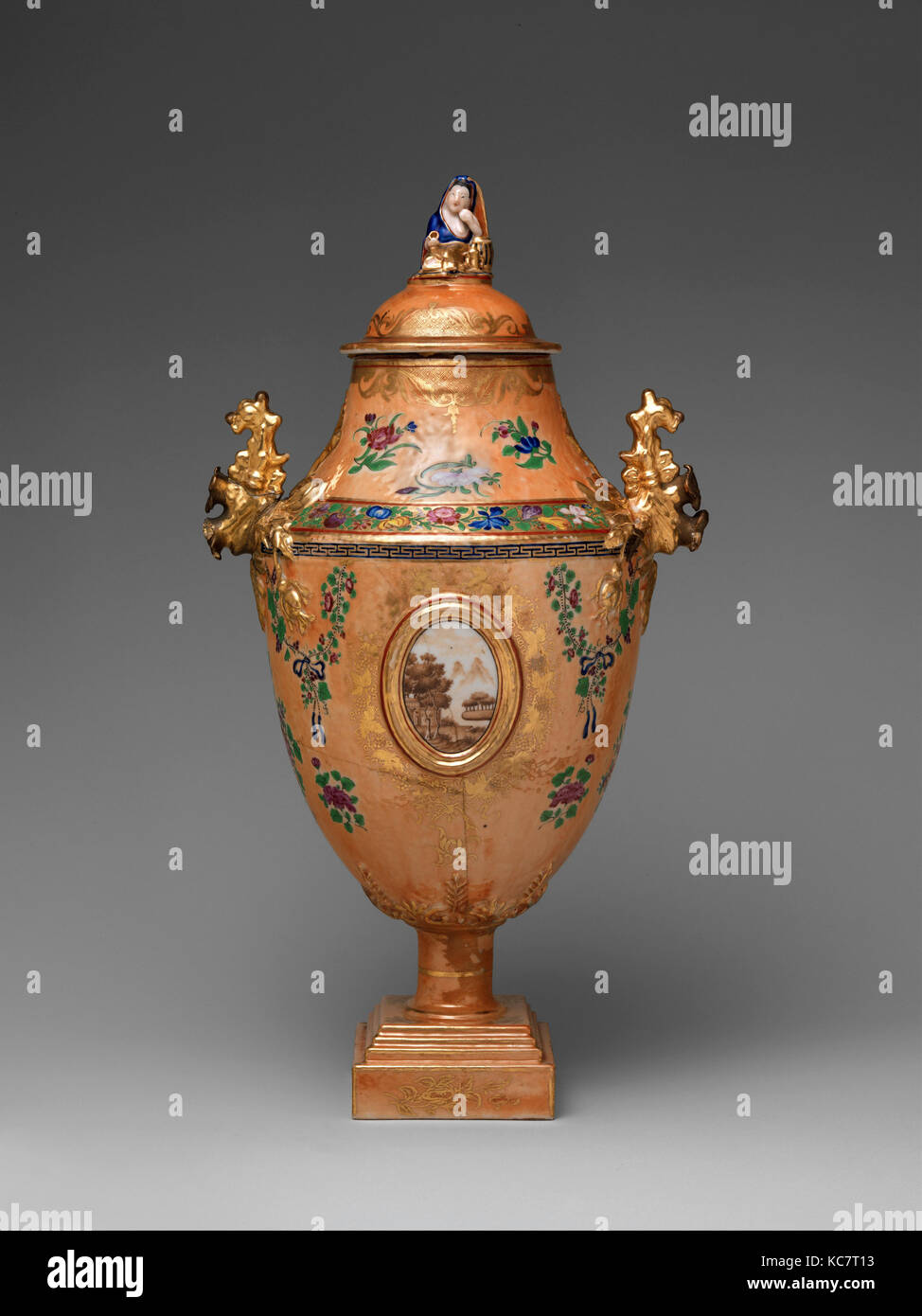 Vase couvert, 1736-95, fabriqué en Chine, Chinois, Porcelaine, H. 19. (48,3 cm), Céramique Banque D'Images