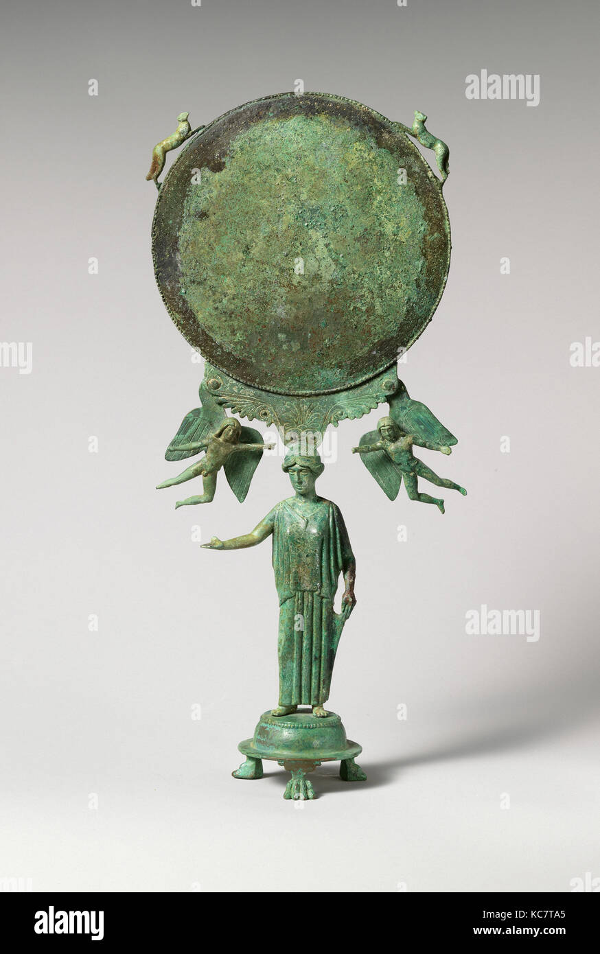 Miroir en bronze avec un soutien sous la forme d'une femme drapée, mi-5e siècle avant J.-C. Banque D'Images